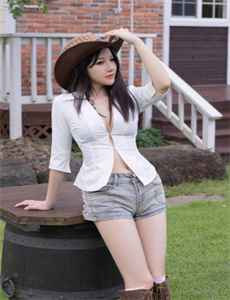 《女狱警-把笔和钢笔放在BB里高清视频》